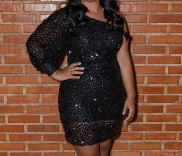 Vestido de paetê preto curto