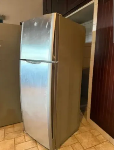 Geladeira inox toda completinha funcionando perfeitamente gelado ?