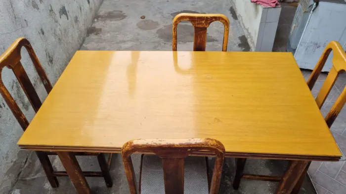 MESA COM 4 CADEIRAS 