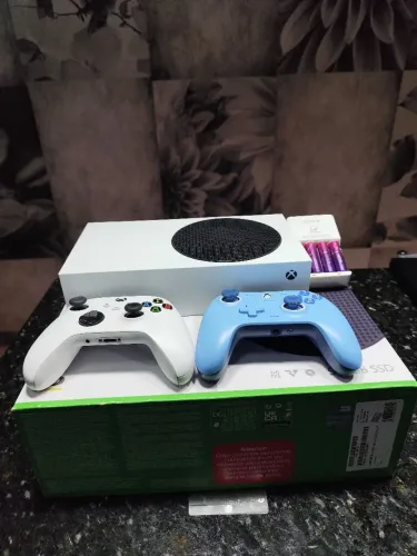 Xbox series s + 2 controles, carregador e pilhas