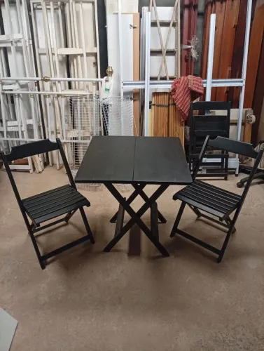 Mesa + duas cadeiras