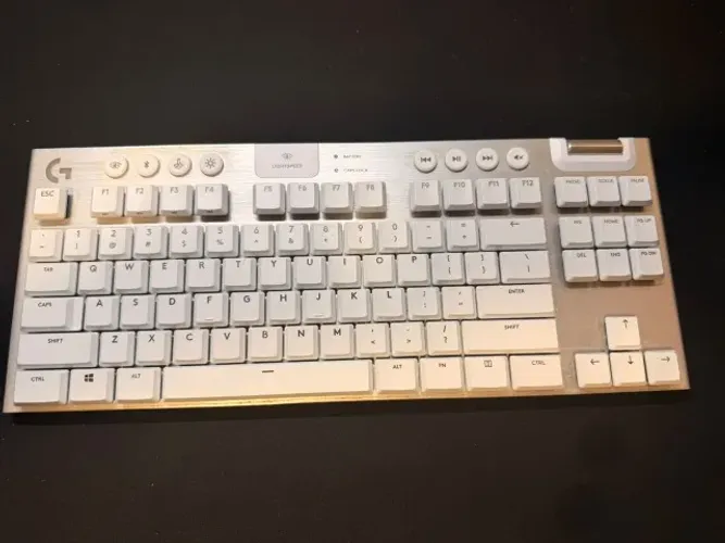 Teclado Logitech G915 TKL Branco Sem Fio RGB + Caixa e Keycaps