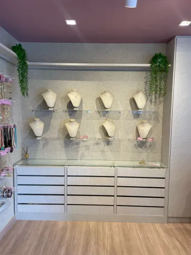 Gaveteiro em MDF com tampo de vidro 