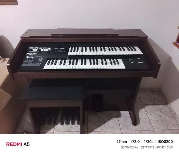 Vende se Órgão musical semi novo