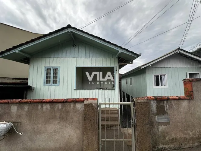Casa com 3 dormitórios e 2 Banheiros para alugar, 90 m² por R$ 2.714/mês - Água Verde - Bl