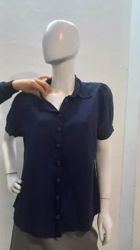 Blusa feminina  azul marinho  aberta com botão  usada tamanho  M