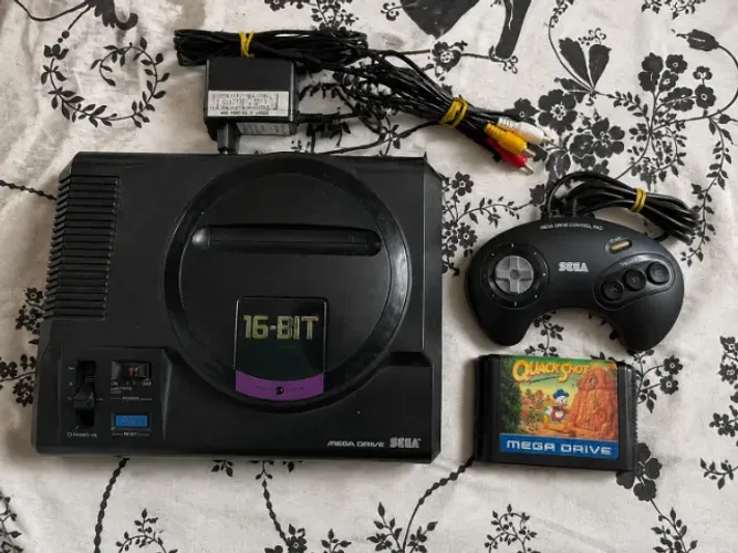 Mega Drive Japônes, controle Original, cabos e QuackShot - perfeito funcionamento