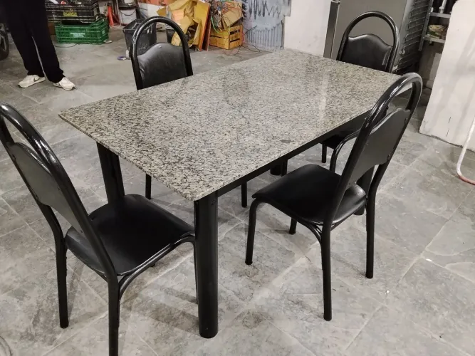Mesa tubular com pedra de mármore 