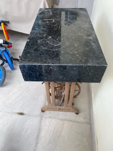 Pé de máquina antigo em ferro fundido, com bancada de mármore