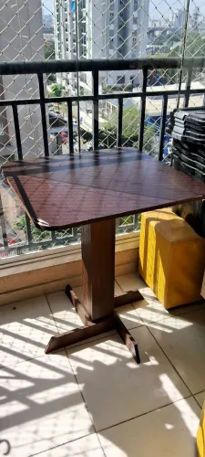 Mesa de area + 4 puffs 