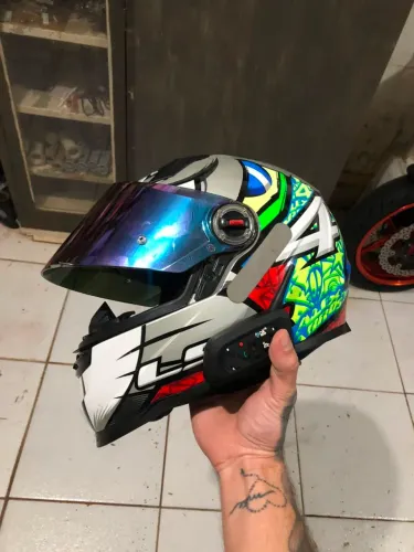 Capacete Ls2 com intercomunicador resistente à água