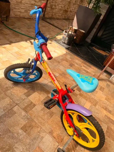 Bicicleta e retroescavadeira de brinquedo