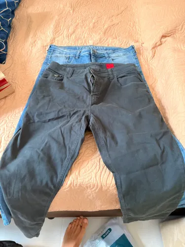 2 calças uma jeans e outra de sarja