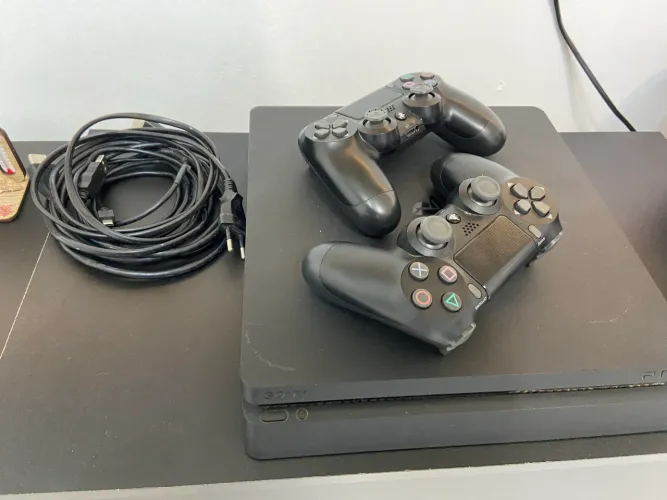 Vende se Ps4 1Tb, acompanha 2 controles original