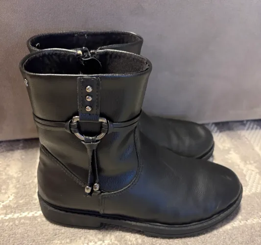 Bota Preta de Couro Feminina