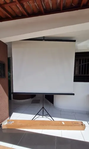 Telão de projeção com tripé 1,50 x 2m