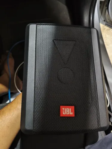Caixa subwoofe automotiva JBL ativa