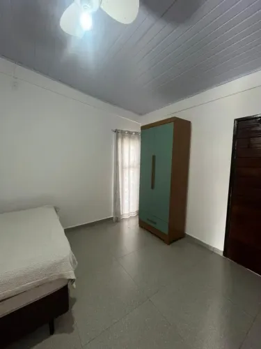 Alugo suíte ampla em casa com piscina
