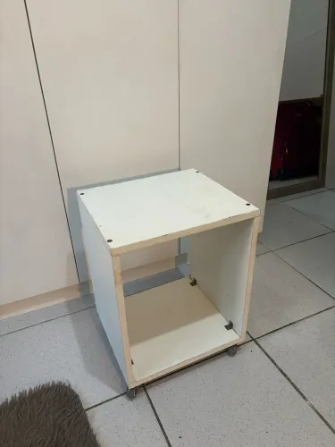 Mesinha de apoio com rodinhas / Criado Mudo