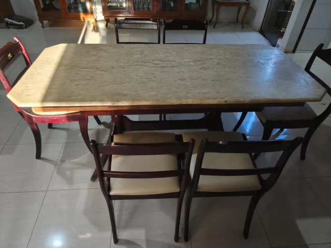 Mesa tampo de mármore travertino.