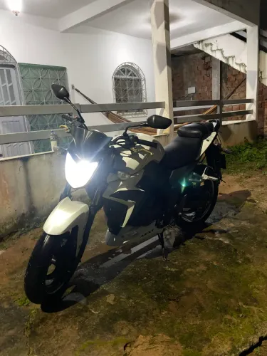 Uma linda moto pro seu dia a dia e passeio