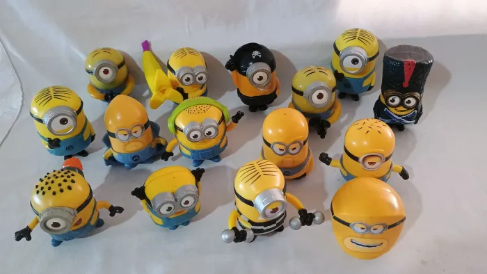 Lote com 15 miniaturas dos personagens MINNIONS com 9 cm altura cada um 