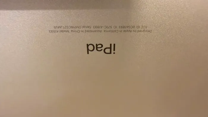 iPad 6ª geração 32GB Dourado (película trincada, funcionando 100%)
