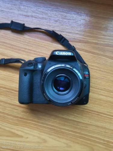 Canon T2i + lente Canon EF 50mm f/1.8 II + carregador