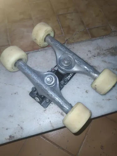 Trucks de skate da coletivo, porém, falta de 1 rolamento e sem as chupetas!