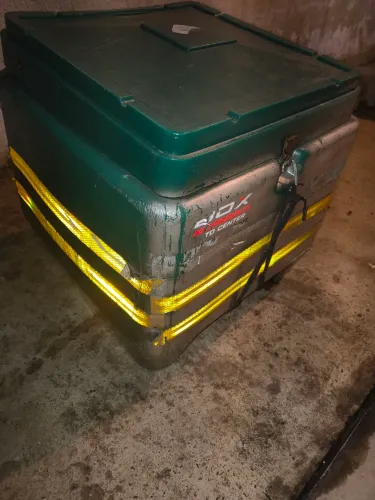 Vendo caixa de moto para 160 ou 150 com suporte de correr
