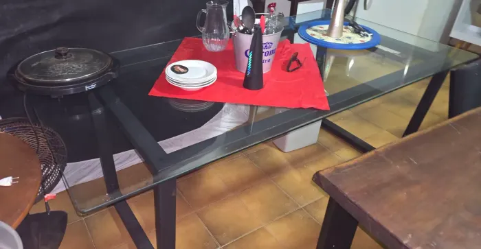 MESA DE JANTAR PARA 8 LUGARES COM 6 CADEIRAS ?
