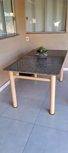 Mesa de granito. Em Sete Lagoas MG