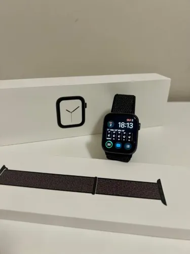 Apple Watch 4 GPS 44 mm - Cinza Espacial (Space Gray)