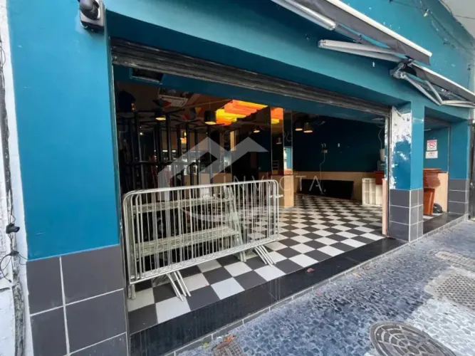 Incrível prédio comercial no Leblon