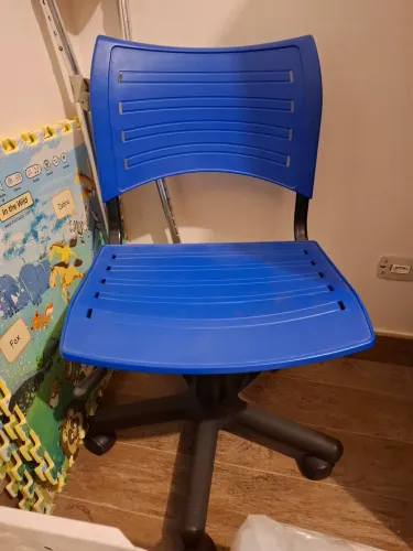 Cadeira plástica c/regulagem de altura e rodinhas