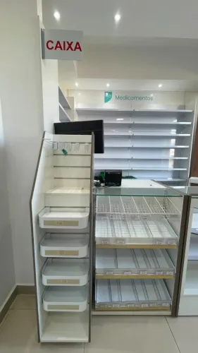 Balcão de caixa com vitrine de vidro e expositores