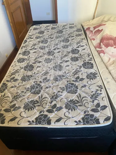 Cama de solteiro com cama em baixo