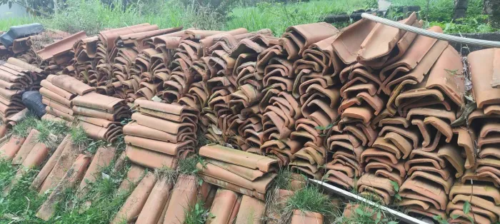TELHAS COLONIAIS DE BARRO USADAS - VENDA POR MILHEIRO ?Telhas coloniais usadas