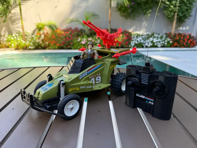  Gi Joe Joe Crossfire Fast Attack Vehicle com piloto Rumbler comandos em ação 