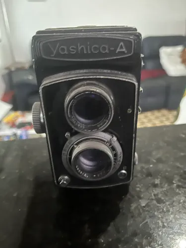 Câmera antiga yashica A