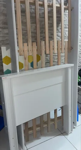 Cama de solteiro, com cabeceira . Pouco tempo de uso .