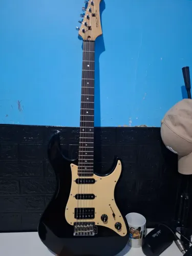 Guitarra Yamaha 