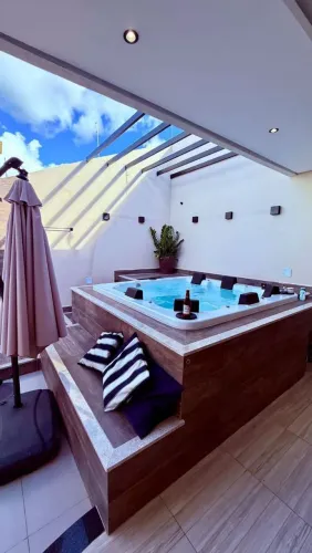 Piscinas de fibra completas e instaladas com deck, acompanhadas de 15 anos de garantia