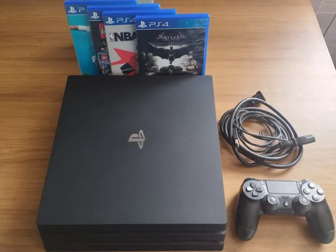 PlayStation 4 Pro 1tb com 4 jogos