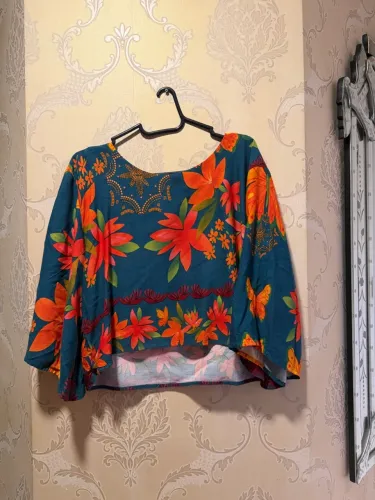 Blusa cropped estampada manga larga
