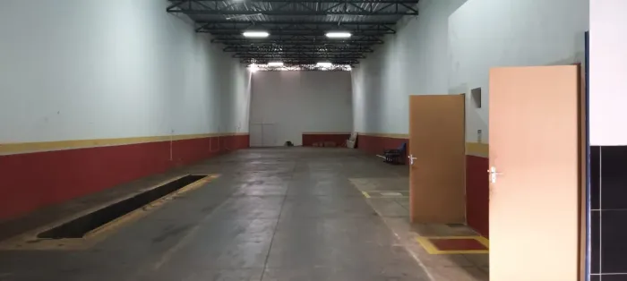 Galpão Loja comercial com 500m2 pé dir 5 m, 2 Wcs, na Qi 18 próximo à Feira dos Goianos, S