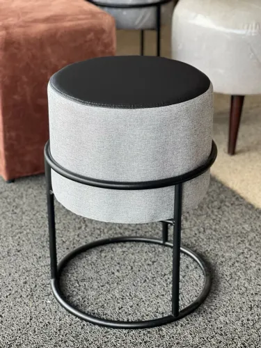 Puff com pés de metalon