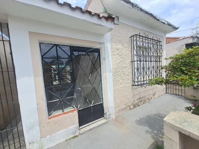 Casa térrea com 2 quartos, sala, cozinha, banheiro, área de serviço, 3 vagas de garagem de