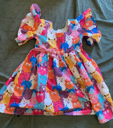 Vestido Colorido Estampa Gatinhos com Laço Rosa