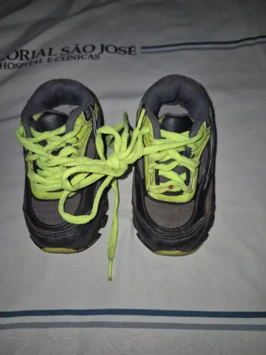 TENIS iNFANTIL PRETO E VERDE N° 20 R$5,00